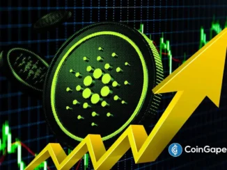 Logo do Cardano com seta amarela ascendente sobre fundo de candlesticks verdes.
