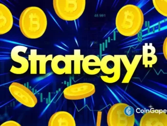 Ilustração digital da palavra Strategy com símbolo Bitcoin, moedas douradas flutuando e gráficos de alta em fundo azul tecnológico.