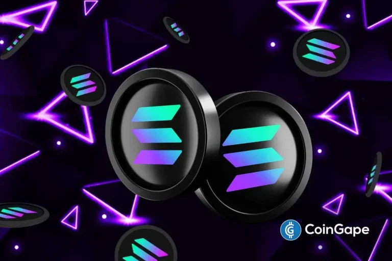 Moedas da Solana em 3D com logo em tons de azul e roxo flutuando em fundo escuro com setas neon roxas apontando para cima, simbolizando valorização da criptomoeda.
