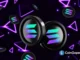 Moedas da Solana em 3D com logo em tons de azul e roxo flutuando em fundo escuro com setas neon roxas apontando para cima, simbolizando valorização da criptomoeda.