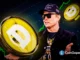Ilustração digital mostra figura masculina de óculos escuros e boné "America Again" cercada por moedas Dogecoin douradas flutuantes, com fundo espacial azul e gráficos verdes ascendentes, criada pela CoinGape.