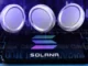 Logo da Solana com três círculos translúcidos e símbolo característico em fundo tecnológico azul e roxo.