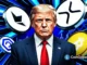 Ilustração digital de Donald Trump em terno azul com gravata vermelha cercado por símbolos de criptomoedas incluindo Bitcoin, Ethereum e outras moedas digitais em fundo azul com efeitos luminosos.
