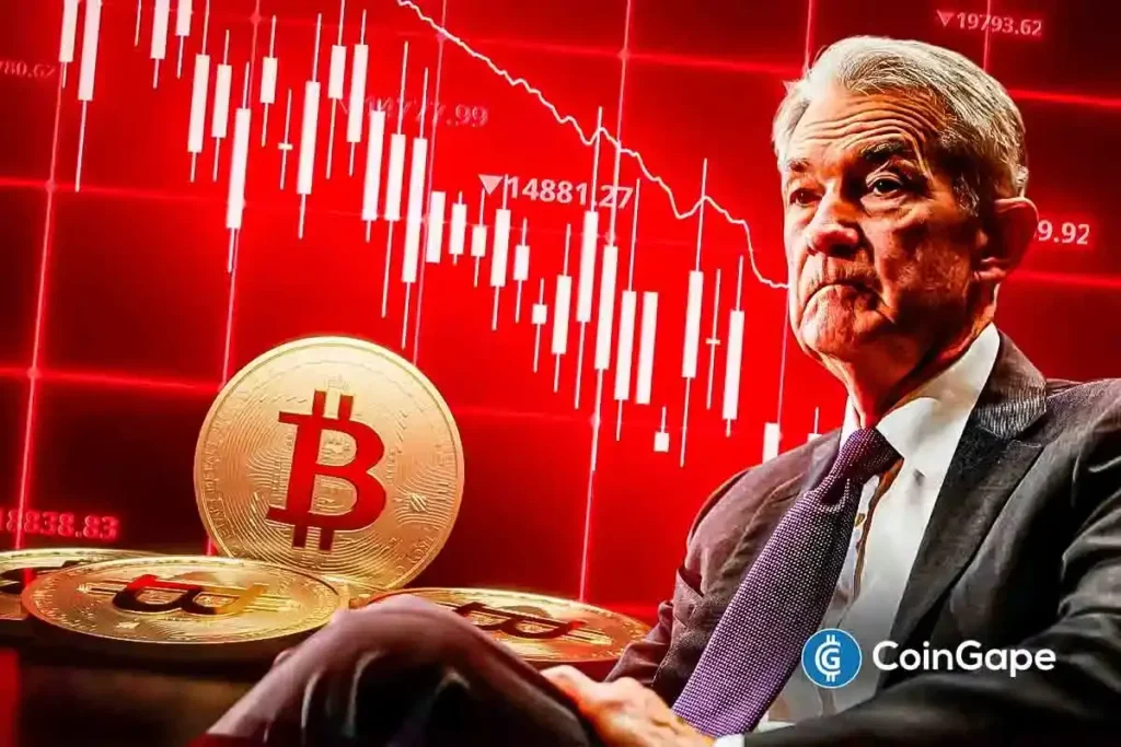 Imagem conceitual de Jerome Powell, presidente do Federal Reserve, com moedas de Bitcoin e gráficos financeiros em vermelho no fundo.