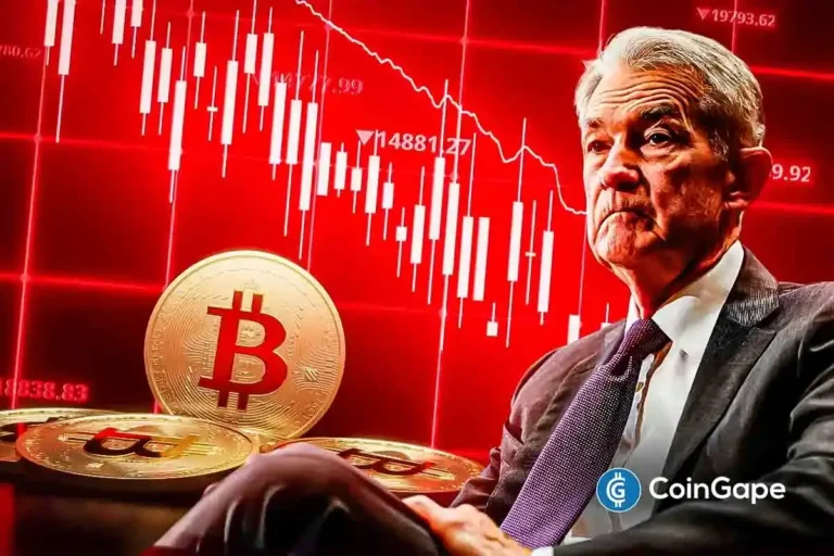 Imagem conceitual de Jerome Powell, presidente do Federal Reserve, com moedas de Bitcoin e gráficos financeiros em vermelho no fundo.
