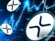 Arte digital mostrando logos do XRP flutuando sobre gráficos financeiros ascendentes.