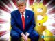 Presidente Trump em terno azul sentado ao lado do símbolo dourado do Bitcoin com efeitos de luz radiantes ao fundo