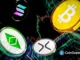 Moedas de Bitcoin, Ethereum, Solana e outras criptomoedas sobre gráficos financeiros coloridos.