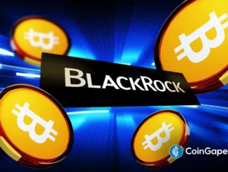 Logotipo da BlackRock cercado por moedas douradas do Bitcoin em fundo azul digital dinâmico.