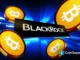 Logotipo da BlackRock cercado por moedas douradas do Bitcoin em fundo azul digital dinâmico.