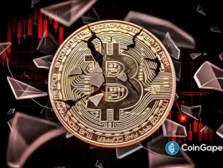 Moeda Bitcoin dourada fragmentada com gráfico de velas vermelhas ao fundo representando queda de preço.
