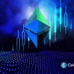 Logotipo tridimensional do Ethereum em tons de azul e verde sobre fundo de gráfico de candlesticks ascendente