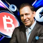 Peter Thiel sorrindo em terno escuro com símbolos de Bitcoin e Ethereum ao fundo em ambiente digital futurista.