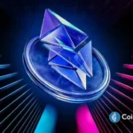 Representação 3D do símbolo do Ethereum em cristal transparente sobre plataforma circular, cercado por feixes de luz neon em tons de azul e rosa contra fundo escuro, com marca d'água CoinGape.