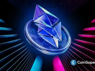 Representação 3D do símbolo do Ethereum em cristal transparente sobre plataforma circular, cercado por feixes de luz neon em tons de azul e rosa contra fundo escuro, com marca d'água CoinGape.