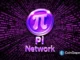 Logotipo da Pi Network com símbolo pi roxo brilhante sobre fundo de código binário em padrão radial.