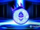 Logo do Ethereum com coroa dourada em ambiente futurista azul neon representando liderança em blockchain.