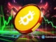 Moeda dourada do Bitcoin em destaque sobre gráficos verdes de alta e efeitos visuais dinâmicos representando o mercado de criptomoedas.