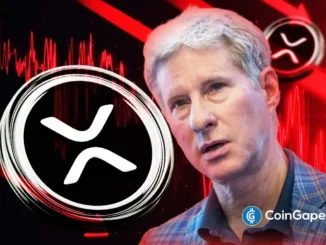 Foto de Chris Larsen, cofundador da Ripple, com logo do XRP e gráficos em vermelho ao fundo simbolizando queda de preço.