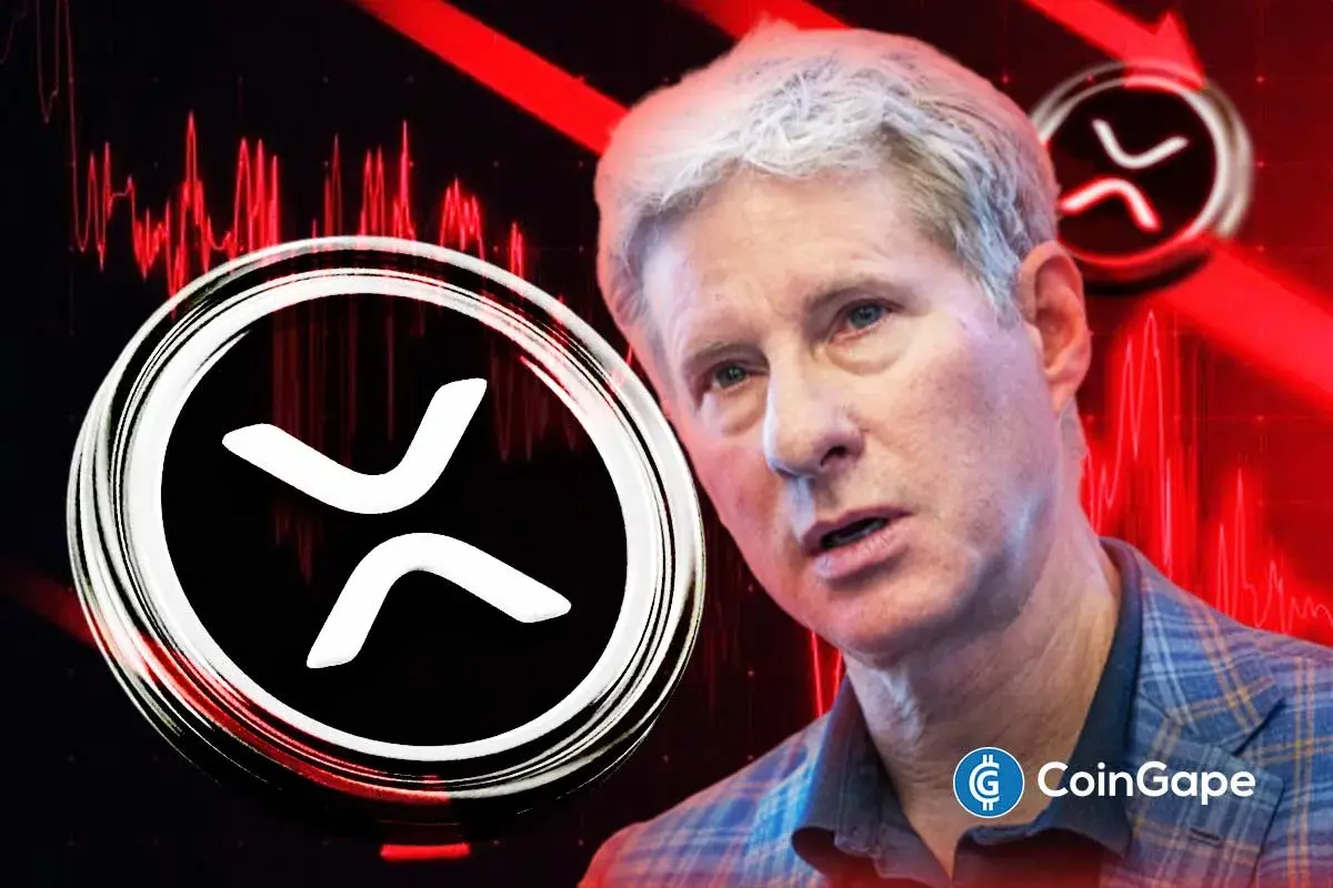 Foto de Chris Larsen, cofundador da Ripple, com logo do XRP e gráficos em vermelho ao fundo simbolizando queda de preço.