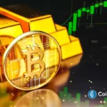 Moeda dourada do Bitcoin posicionada ao lado de barras de ouro com gráfico financeiro verde de alta no fundo.
