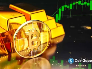 Moeda dourada do Bitcoin posicionada ao lado de barras de ouro com gráfico financeiro verde de alta no fundo.