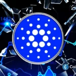 Logo oficial do Cardano (ADA) em azul sobre fundo com elementos gráficos digitais e fragmentos geométricos.