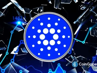 Logo oficial do Cardano (ADA) em azul sobre fundo com elementos gráficos digitais e fragmentos geométricos.