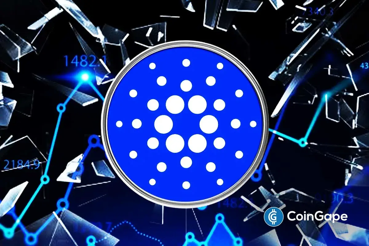 Logo oficial do Cardano (ADA) em azul sobre fundo com elementos gráficos digitais e fragmentos geométricos.