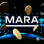 Ilustração digital mostrando o logo da MARA Holdings em destaque com várias moedas de Bitcoin douradas flutuando ao redor em fundo azul tecnológico.