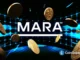 Ilustração digital mostrando o logo da MARA Holdings em destaque com várias moedas de Bitcoin douradas flutuando ao redor em fundo azul tecnológico.
