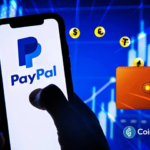 Smartphone exibindo logo do PayPal com carteira digital e símbolos de moedas sobre fundo azul com gráficos financeiros.