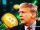 Imagem conceitual mostrando perfil de Donald Trump com símbolos do Bitcoin flutuando e gráficos verdes de alta ao fundo representando investimentos em criptomoedas.