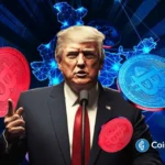 Donald Trump em coletiva de imprensa com moedas Bitcoin vermelhas e azuis flutuando ao redor em fundo tecnológico.