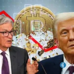 Imagem conceitual com Jerome Powell, Donald Trump, símbolo do Bitcoin e gráficos financeiros com tendência de queda.
