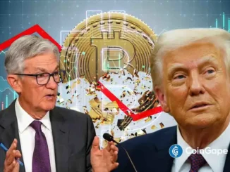Imagem conceitual com Jerome Powell, Donald Trump, símbolo do Bitcoin e gráficos financeiros com tendência de queda.