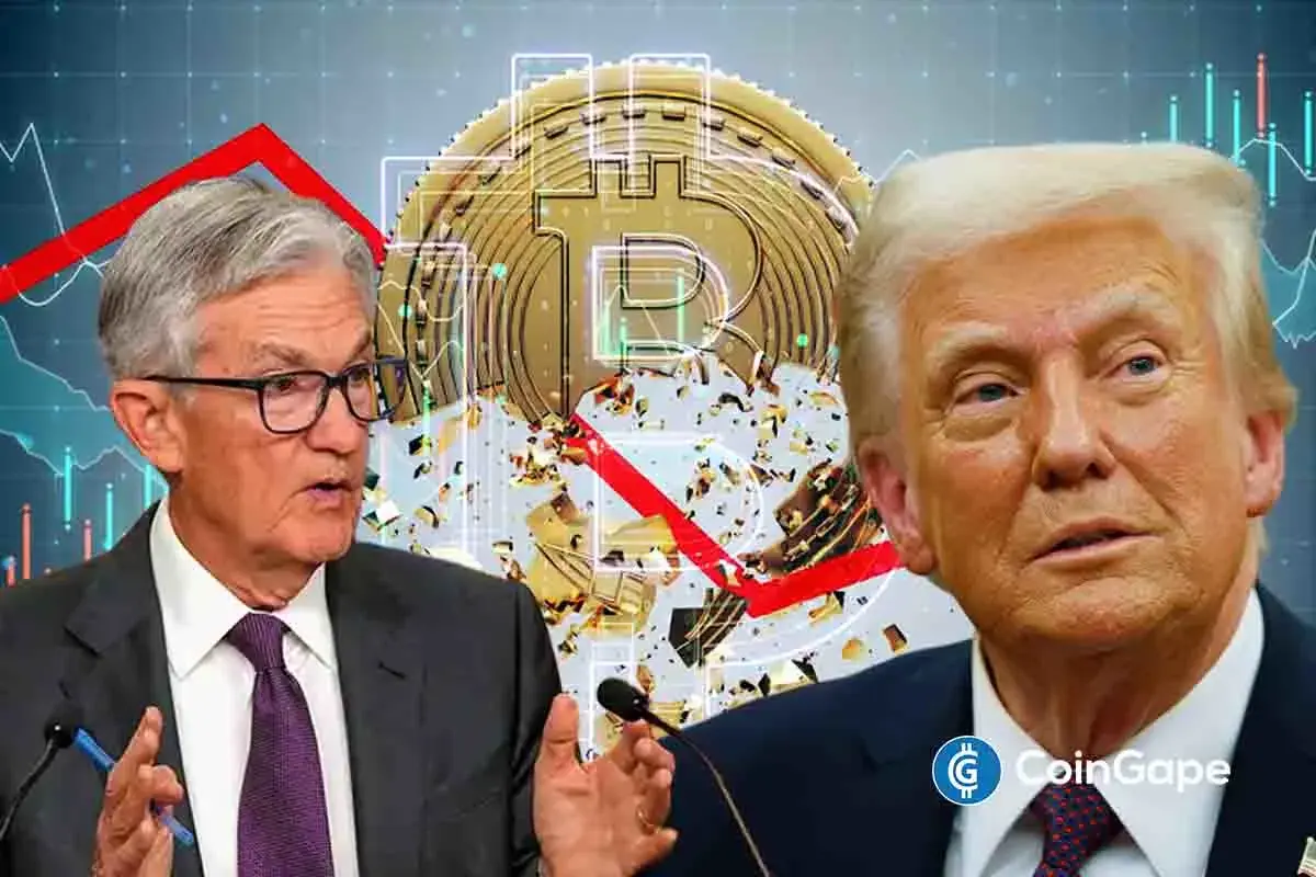 Imagem conceitual com Jerome Powell, Donald Trump, símbolo do Bitcoin e gráficos financeiros com tendência de queda.