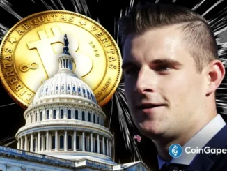 Bo Hines, Diretor de Ativos Digitais da Casa Branca, ao lado do Capitólio americano e moeda de Bitcoin dourada com efeitos visuais radiantes.