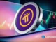 Logo do Pi Network em moeda 3D sobre fundo com gráficos de candlestick coloridos em tons roxo e azul.