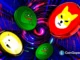 Arte digital mostrando logos das meme coins Dogecoin Shiba Inu e Pepe em espiral colorida.