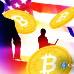Silhuetas de pessoas com laptops e moedas Bitcoin douradas sobre fundo da bandeira dos Estados Unidos representando o mercado cripto americano.