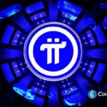Logo circular da Pi Network em branco sobre fundo azul com elementos tridimensionais flutuando.
