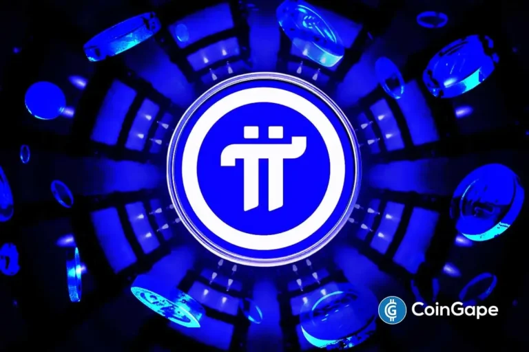 Logo circular da Pi Network em branco sobre fundo azul com elementos tridimensionais flutuando.