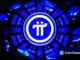Logo circular da Pi Network em branco sobre fundo azul com elementos tridimensionais flutuando.