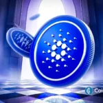 Moeda do Cardano (ADA) em design tridimensional azul brilhante sobre superfície xadrez com iluminação atmosférica.