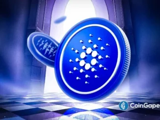 Moeda do Cardano (ADA) em design tridimensional azul brilhante sobre superfície xadrez com iluminação atmosférica.