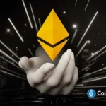 Logotipo dourado do Ethereum suspenso sobre mãos abertas com fundo escuro e efeitos de luz radiantes.