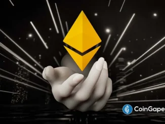 Logotipo dourado do Ethereum suspenso sobre mãos abertas com fundo escuro e efeitos de luz radiantes.