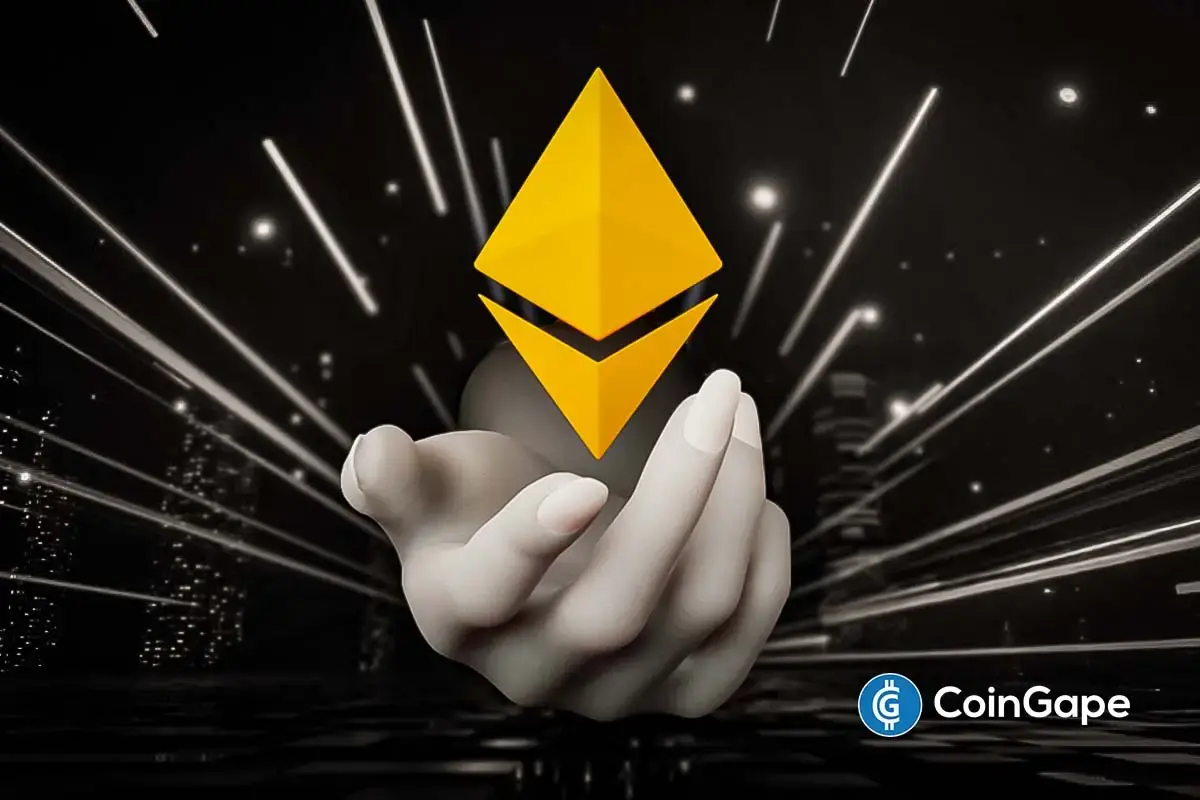 Logotipo dourado do Ethereum suspenso sobre mãos abertas com fundo escuro e efeitos de luz radiantes.