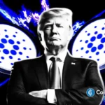 Presidente Trump com logos do Cardano ao fundo em arte digital com efeitos azuis elétricos.